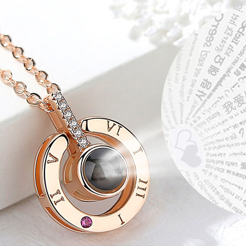 Huitan Vente Chaude Rond/Coeur Pendentif Collier pour Femme avec Fonction de Projection Unique 100 Langue "Je T'AIME" Colliers d'Amour